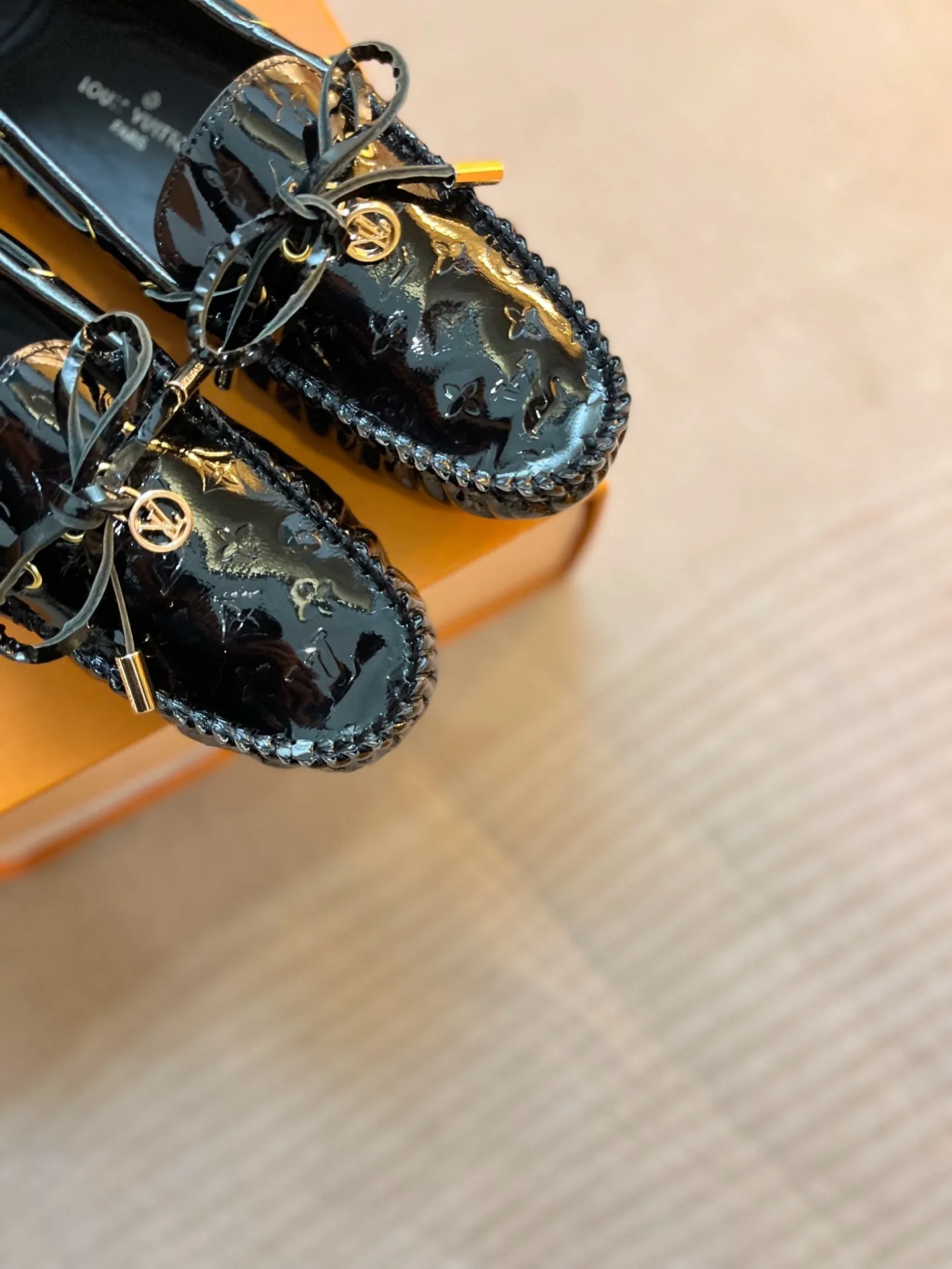 p460💰Couple model❤️🇫🇷 𝙇𝙤𝙪𝙞𝙨 𝙑𝙪𝙞𝙩𝙩𝙤𝙣 🇫🇷Louis Vuitton 2023 Classic𝓛𝓿 𝓣𝓻𝓪𝓲𝓷𝓮𝓻 Sports Series ➪➪➪¯ [Arizona Doudou Shoes Series] ▪️▪️▪️Arizona slip-on shoes are made of Monogram Eclipse canvas. Its hand-painted and dyed edges and hand-sewn uppers fully demonstrate Louis Vuitton's traditional shoemaking craftsmanship. This slip-on shoe is very lightweight. The integrated tongue and upper make it particularly comfortable and flexible. The soft outsole is equipped with rubber padding. Decorated with matching sash. Detailed features: ☑️Monogram Eclipse canvas ☑️Black Eclipse pattern ☑️Hand-painted shoe edges ☑️Hand-sewn uppers (each pair takes time to process) ☑️Integrated tongue and upper construction ☑️Outsole equipped with rubber lining ☑️size: 35_46